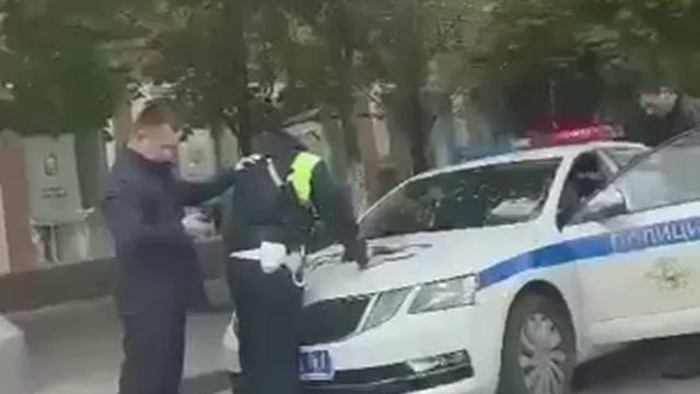 В Ростове ФСБ задержала гаишника-взяточника на пересечении Садовой и Чехова. Официальных комментарие