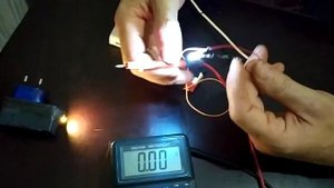 Аккумуляторный светильник из зарядки телефона