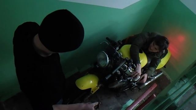 Honda VTR 1000 по лестнице :) смотреть онлайн