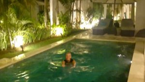 В одежде в бассейн!!!