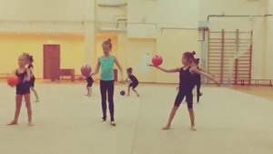Дети в художественной гимнастике с мячом