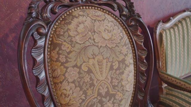 Антикварный стул на колесиках с резными деталями смотреть онлайн