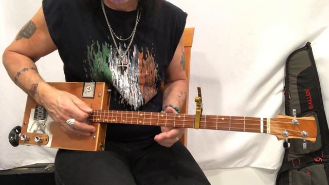 Capo introduction for 3 string Cigar Box Guitars beginner friendly advice for CBG guitarists смотреть онлайн
