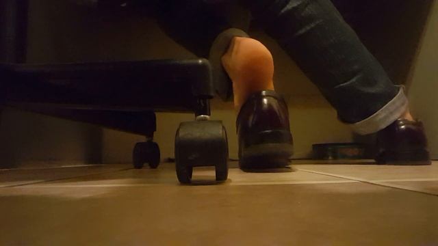 Penny Loafers Shoeplaying @ Desk смотреть онлайн