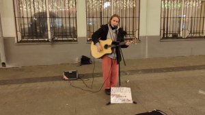 Гречка – Люби меня люби – кавер песни спел на улице Рождественка молодой музыкант под гитару #Mosco