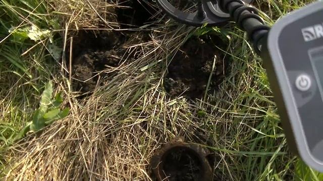 Местные в шоке, когда увидели, находку из золота и серебра. В поиске кладов в заброшенной деревне.