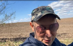 металлолом между полем и лесом на старой дороге!