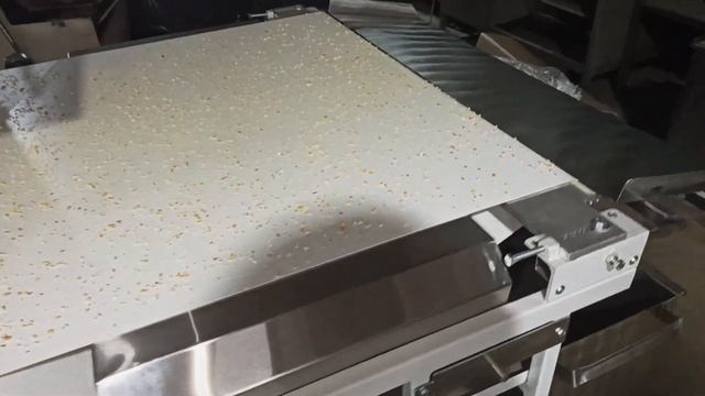 Конвейер охлаждения глазированной продукции с посыпкой дроблёным орехом. смотреть онлайн