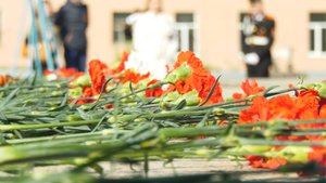 У солдатских мемориалов. Церемония возложения цветов состоялась в скверах Победы и Воинской Славы