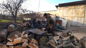 Гидравлический дровокол в работе.Колим дрова по новому