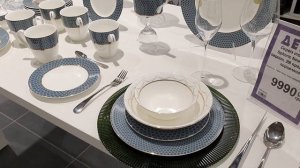 Красивая сервировка стола. Красивая посуда.  Тарелки. Бокалы. Столовые приборы. Украшение для стола