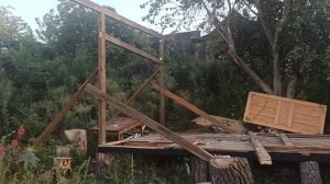 БЕСЕДКА ИЗ ПОДДОНОВ И Б/У ДОСКИ СВОИМИ РУКАМИ РАБОТА КИПИТ