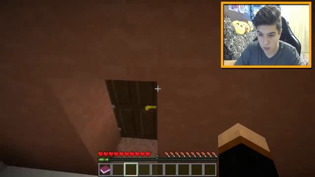 КАК ПОЛУЧИТЬ ГЕНЕРАТОР РАДУЖНЫХ АЛМАЗОВ В МАЙНКРАФТ?! ТРОЛЛИНГ СЕКРЕТНЫМИ КНОПКАМИ В MINECRAFT смотреть онлайн