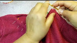 ПЕРЕДЕЛКА растянутой ГОРЛОВИНЫ в СВИТЕРЕ. Изменить вырез .HOW TO MAKE A CUT IN A SWEATER