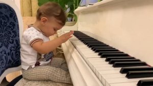 Малыш Алюша играет на рояли 🎹