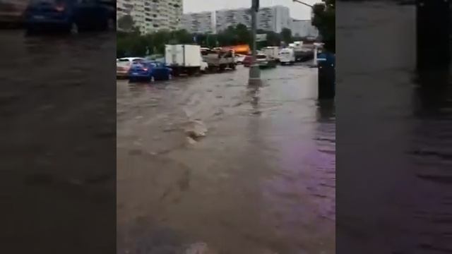 Затопило Москву. Подземный переход. Варшавское шоссе наводнение . смотреть онлайн