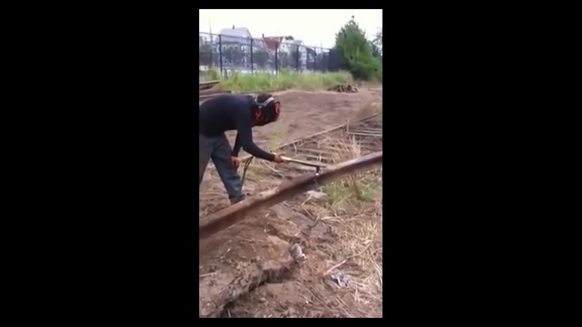 Рельса отправила сварщика в нокаут