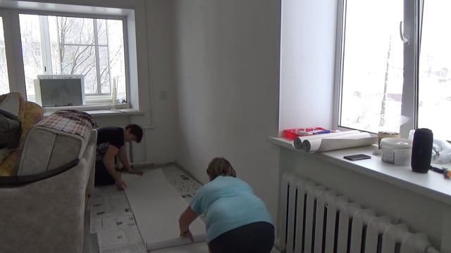 РЕМОНТ В ХРУЩЕВКЕ//Поклейка обоев смотреть онлайн