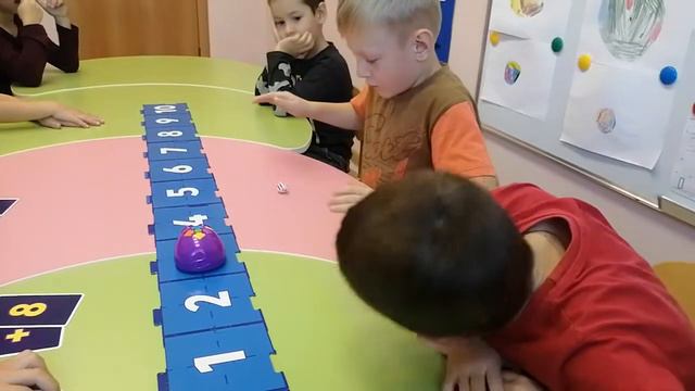 "Микибот учится считать"