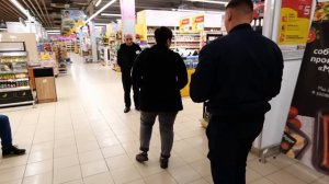 ОХРАННИЦА БЕЗ УДОСТОВЕРЕНИЯ ШМОНАЕТ ПОКУПАТЕЛЕЙ НА ВЫХОДЕ / ПОЙМАЛИ НА ГОРЯЧЕМ И ПОСТАВИЛИ НА МЕСТО