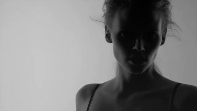 Музыка из рекламы Calvin Klein Underwear - Naked Glamour (Lara Stone) (2012) смотреть онлайн