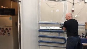 Нанесение выравнивающей шпатлёвки  поршневым безвоздушным окрасочным аппаратом Schtaer Jupiter 11