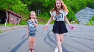 Maryana Ro и её сестра поют)