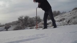 Обычный, "Ленинградский" ледобур, не напрягаясь.