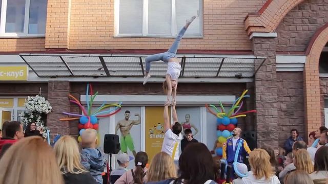 Выступление профессиональных акробатов