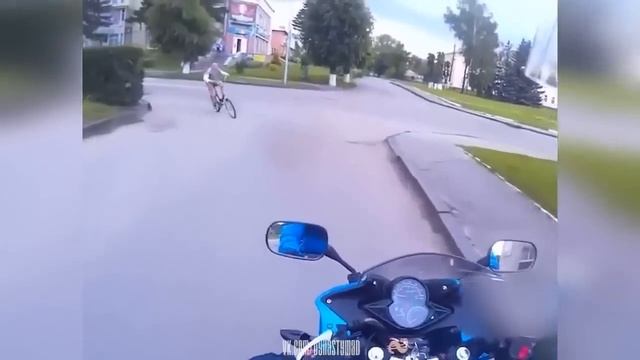 В Воронеже юный велосипедист влетел под мотоцикл смотреть онлайн