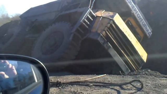 Водитель белаза положил карьерный самосвал набок в кювет смотреть онлайн