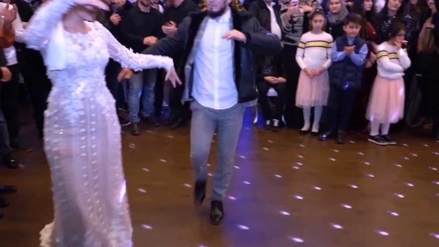 Чеченская свадьба Шикарные девушки танцуют лезгинку