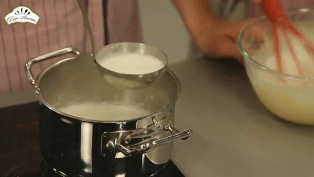 Шоколадный рулет с клубникой [Рецепты по-домашнему] смотреть онлайн