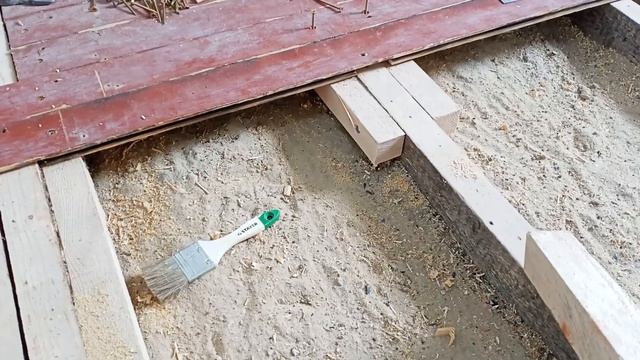 Выравнивание старого деревянного пола.