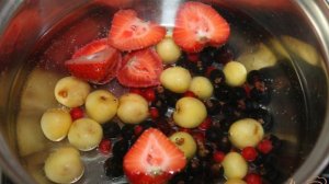 Смородиновый компот с клубникой и тархуном