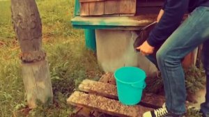 Как правильно набирать воду из колодца ?