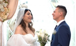 Красивая выездная регистрация брака на свадебном банкете