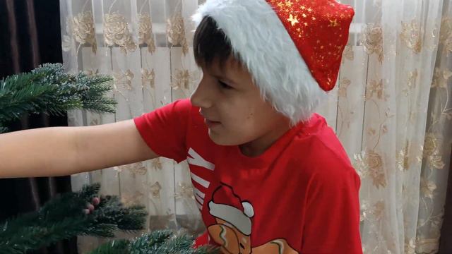 Наряжаем елку. Настя украшает елку на Новый год смотреть онлайн