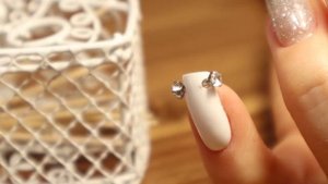 Эпатажный маникюр. Пирсинг на ногтях.