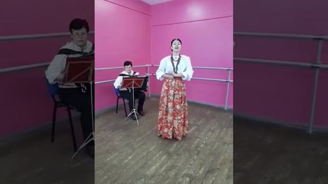 У ворот сосна зеленая- плясовая Белгородской обл. Черногод Алина смотреть онлайн