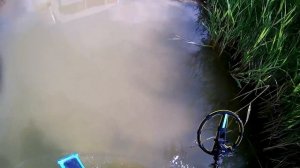 Подводный поиск на местном пляже с металлоискателем/Нашел мобильник под водой/