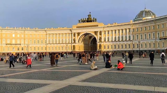 На Дворцовой многолюдно, погода в Санкт-Петербурге улучшилась но пока довольно прохладно... смотреть онлайн