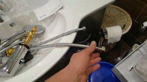 Демонтаж монтаж смесителя встроенного в ванную.