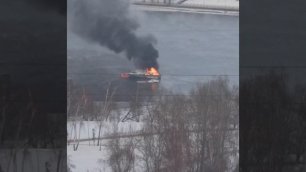 В Москве загорелось судно