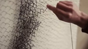 Красивая картина из гвоздей и ниток!