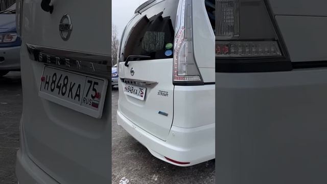 В продаже nissan Serena hybrid 2014 год