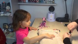 Красим ногти. Красим ногти в салоне красоты. Видео для детей. How to Paint Your Doll's Nails