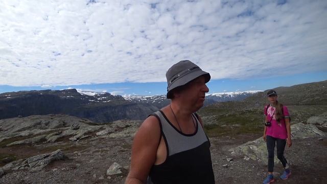 Автостопом по Норвегии | Эпизод 13 | Язык тролля | Кругосветное путешествие автостопом без денег смотреть онлайн