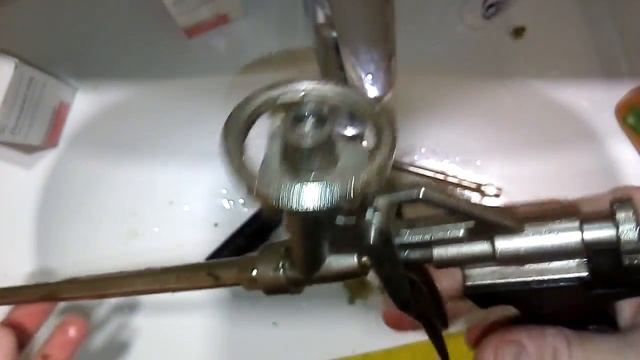 Отмываем инструмент от высохшей, застарелой монтажной пены смотреть онлайн