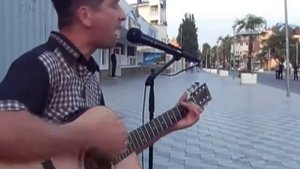 Бегут года.  В Анапе поёт уличный музыкант. Очень здорово.